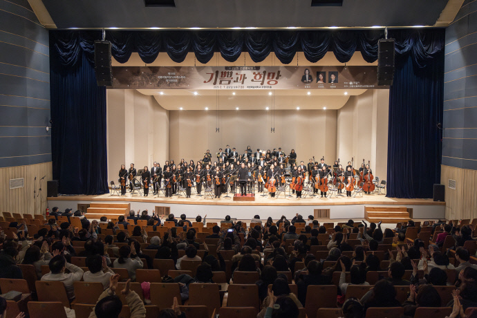 7일 의왕시필하모닉오케스트라가 신년음악회를 마치고 관객들의 뜨거운 박수 속에서 마무리 인사를 하고 있다. 사진=의왕시청