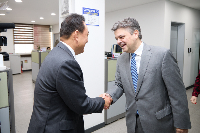 이충우 여주시장(왼쪽)이 그리스군 참전비 참배를 위해 여주시를 방문한 루카스 초코스 주한 그리스 대사를 반갑게 맞이하고 있다. 사진=여주시청