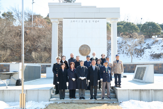 루카스 초코스 주한 그리스 대사(맨 앞줄 가운데)가 그리스군 참전 기념비 참배를 마치고 이충우 여주시장과 일행 및 여주지역 8개 보훈단체장들과 기념촬영을 하고 있다. 사진=여주시청