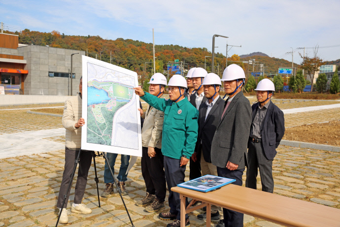 지난해 11월 취임식 대신 ‘백운 도시 개발 사업지구’ 현장을 찾은 노성화 의왕도시공사 사장이 사업 추진 상황을 점검하고 있다. 사진=의왕도시공사