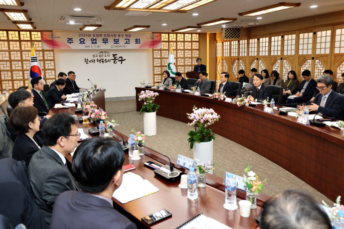 지난 11일 인천 동구청에서 열린 유정복 인천시장 연두방문 행사에서 김찬진 동구청장이 업무보고를 하고 있다. 사진=동구청