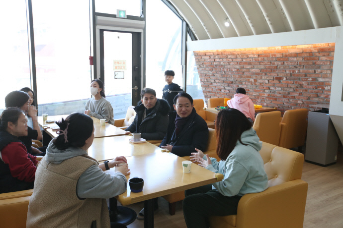 김찬진 인천 동구청장이 지난 20일 동구랑 스틸랜드에서 진행된 장애 학생 학부모 간담회에서 건의사항을 듣고 있다. 사진=동구청