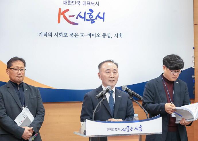 박영덕 시흥시 안전교통국장이 25일 시청 브리핑룸에서 ‘2025 해빙기 안전관리 종합대책’을 발표하고 있다. 사진=시흥시청