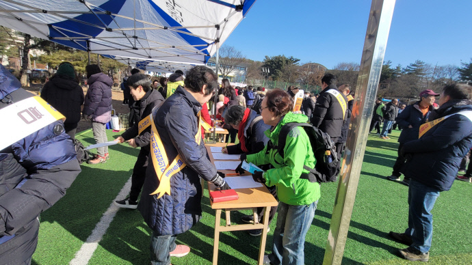의왕시 주민자치위원협의회가 22일 고천체육공원에서 열린 ‘두발로데이’ 행사에서 위례~과천선 ‘의왕역 연장’ 추진을 위한 범시민 서명운동을 진행하고 있다. 사진=의왕시청