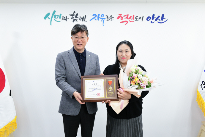 이민근 안산시장(왼쪽)이 박진희 씨에게 인구 정책 유공 표창을 수여하고 있다. 사진=안산시청