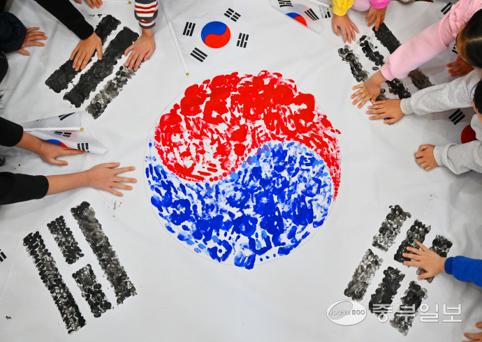 [중부포토] 고사리 손으로 만든 태극기 - 중부일보
