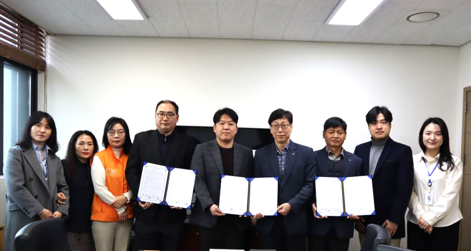 김종철 군포시니어클럽 관장을 비롯한 주택관리공단 주거행복지원센터 센터장 직원들이 업무협약에 참석했다. 사진=군포시