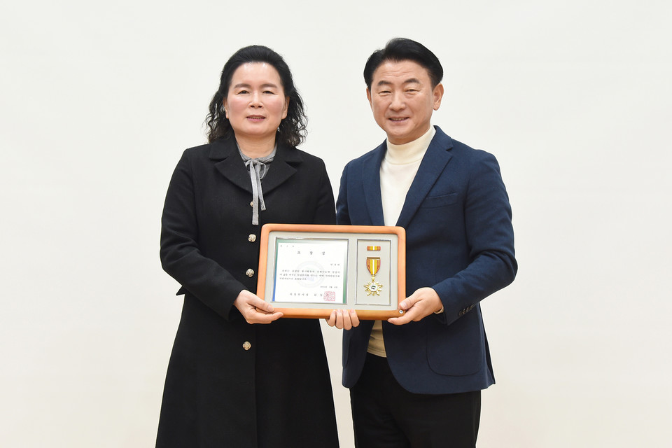 김동근 시장이 2월 6일 ‘2025년 2월 미래가치 공유 플러스(+)의 날’ 행사에서 모범시민 표창장을 수여한 뒤 함께 기념사진을 찍고 있다. 사진=의정부시