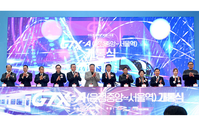 김경일 파주시장(왼쪽에서 다섯번째)을 비롯한 내외빈들이 개통식 버튼을 누른 후 기념촬영을 하고 있다. 사진=파주시청