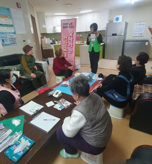  구리시는 지역 내 경로당 이용 어르신을 대상으로 전문적 건강관리 서비스와 건강교육을 제공하여 큰 호응을 얻고 있다. 사진=구리시