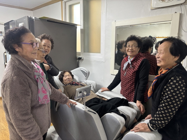 파주시는 경로당 활성화 사업의 일환으로 어르신들의 건강한 여가생활을 지원하기 위해 지난해에 이어 올해도 지역 내 경로당 100곳에 안마의자를 보급했다고 밝혔다. 사진= 파주시