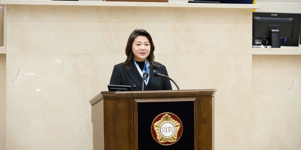 용인특례시의회 박희정 의원은 14일 제290회 임시회 제2차 본회의 5분 자유발언을 통해 한국민속촌 주차장 하천 점용과 관련해 5년에서 1년으로 갱신하며 단순 계약이 아닌 근본적 대안 마련을 했고, 공공성과 효율성을 함께 살리는 새로운 활용 방안 모색할 것 등을 촉구했다. 사진=용인특례시의회