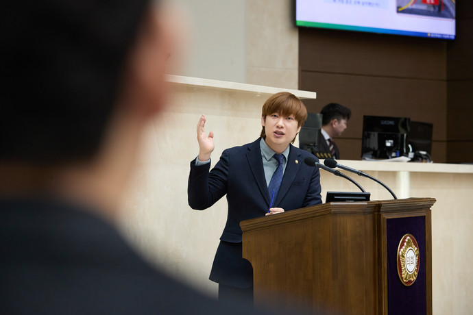 이상욱 용인특례시의원이 14일 열린 제290회 임시회 제2차 본회의에서 시정질문에 나서는 모습. 사진=용인시의회