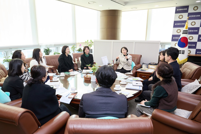 유진선 용인특례시의회 의장이 행정안전부 선거자치법규과 관계자, 조례 청구인 대표인 용인시 동·서부 녹색어머니연합회 관계자들과 간담회 중이다. 사진=용인시의회