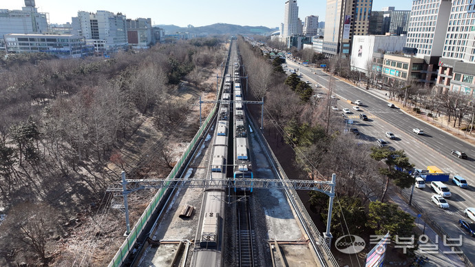 안산시가 추진해 온 안산선(4호선) 철도 지하화 사업이 정부의 우선 추진 사업 대상지로 선정된 19일 오후 안산시 중앙역 인근에서 열차가 역사로 진입하고 있다.정부가 발표한 철도 지하화 사업은 부산과 대전, 안산에서 총 4조3천억원 규모로 우선 추진되며 대상 구간은 부산진역∼부산역, 대전조차장역, 안산 초지역∼중앙역 구간이다. 노민규기자