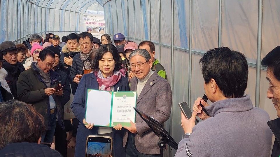 구리시는 맨발걷기국민운동본부로부터 갈매동 협동공원 맨발걷기 산책로 조성에 따른 감사장을 전달받았다. 사진=구리시