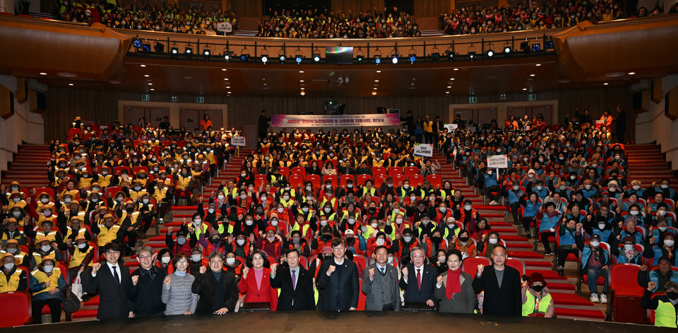 안산시는 안산문화예술의전당 달맞이극장에서 ‘2025년 안산시 노인일자리 및 사회활동 지원사업 발대식’을 개최했다고 밝혔다. 사진=안산시