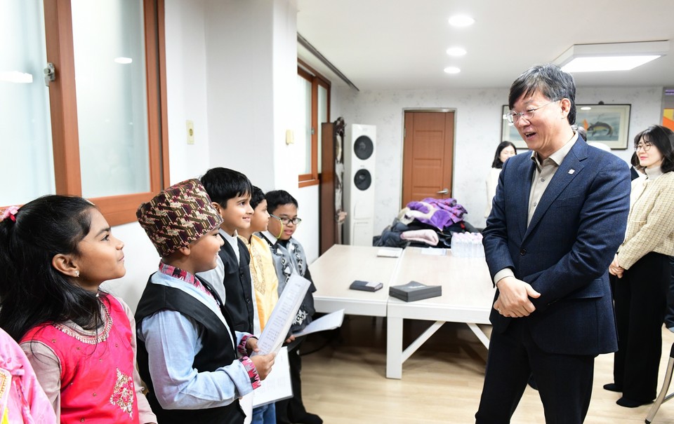 안산시는 어르신 건강문화 공유공간인 건강사랑방 뗏골센터에서 ‘다양한 꿈, 함께 성장하는 선부2동’을 테마로 ‘희망을 나누는 첫인사, 동행’ 행사를 진행했다고 밝혔다. 사진=안산시