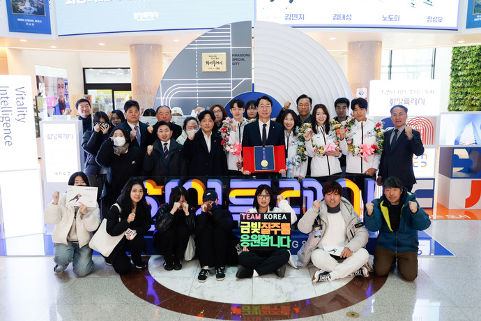 화성시는 '2025 하얼빈 동계 아시아게임'에서 입상한 화성시 빙상부 선수단의 메달 봉납식을 개최했다. 사진=화성시