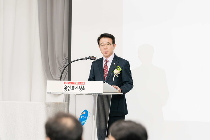  지난 25일 시청 컨벤션홀에서 열린 제27회 용인특례시 건축사회 및 제16회 공사감리위원회 정기총회에서 김윤선 용인특례시의회 도시건설위원장이 발언하고 있다. 사진=용인시의회