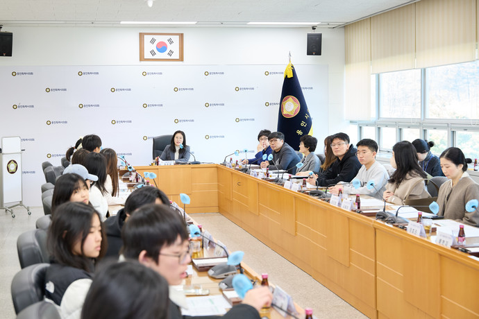 용인시 대안교육기관 지원 조례 제정을 위한 간담회 참석자들이 열띤 토론을 펼치고 있다. 사진=용인시의회