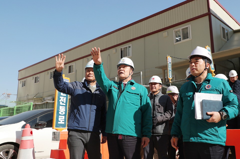 김성제 의왕시장(가운데)이 지난 26일 내손라구역 건설현장을 방문해 해빙기 대비 안전 점검을 실시하며 현장 관계자들과 위험 요소를 점검하고 있다. 사진=의왕시청