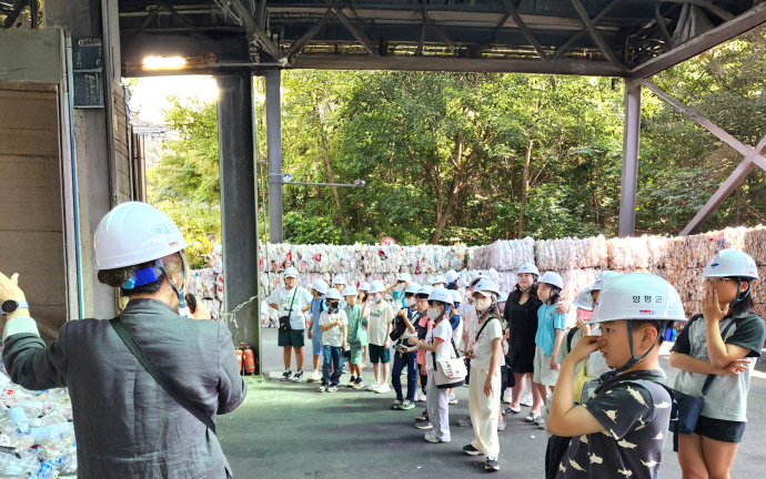 양평지역 초등학생들이 자원순환센터에서 실시한 ‘현장체감형 자원순환교육’에 참여하고 있다. 사진=양평군청