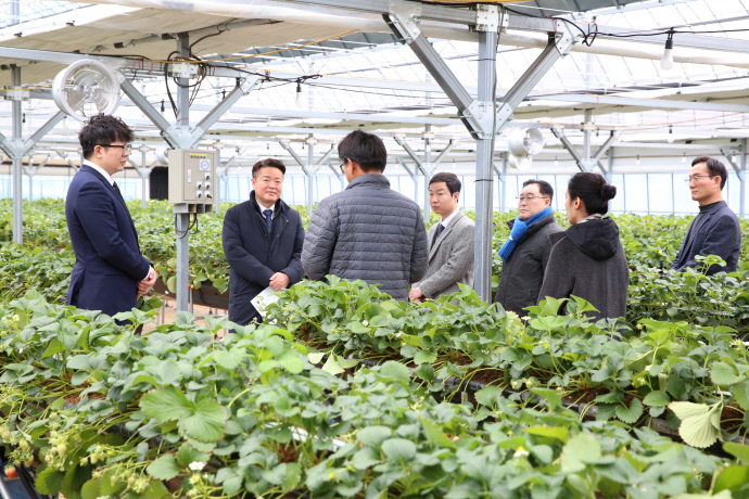 인천 서구의회 연구단체인 ‘서구 도시농업 활성화 연구회’ 소속 의원들이 5일 서구 검암동 꽃뫼농원을 찾아 운영자로부터 설명을 듣고 있다. 사진=서구의회