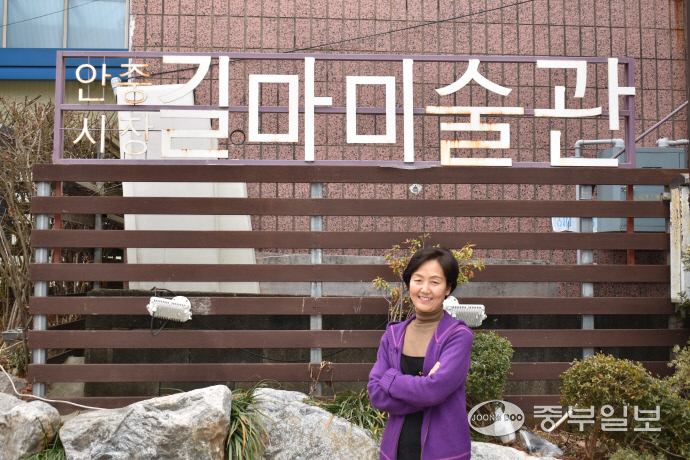 권혜정 안중시장 상인회장이 중부일보와 인터뷰를 진행 중이다. 이성관 기자