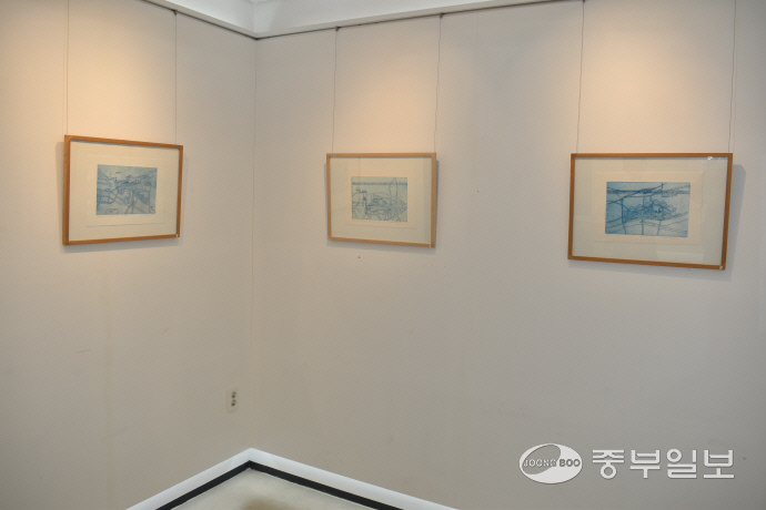 안중시장 고객센터 2층 전시실에 독일 작가의 작품이 전시돼 있다. 이성관 기자