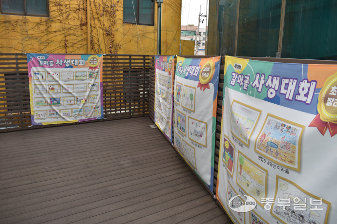 고객센터에 제8회 길마골 사생대회 우수작이 전시돼 있다. 이상관 기자