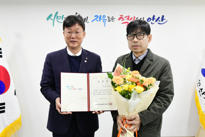 이진수 전 안산시 부시장(오른쪽)이 4월 개원을 앞둔 안산미래연구원의 초대 원장에 임명돼 이민근 안산시장으로부터 임명장을 받고 있다. 사진=안산시청