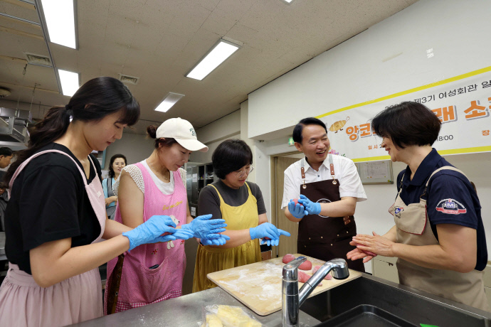 지난해 7월 인천 동구 여성회관에서 진행된 ‘동브래 소금빵 만들기’ 일일 무료 특강에서 김찬진 구청장과 수강생들이 대화를 나누고 있다. 사진=동구청