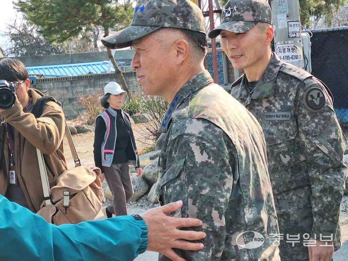 지난 8일 이영수 공군참모총장이 오폭 피해 현장을 찾아 주민들이 진심으로 사과했다. 김두현기자