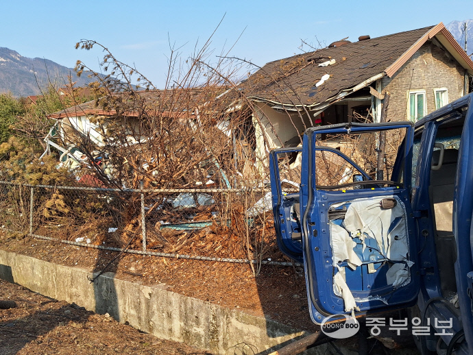 이곳을 지나던 포터트럭이 포탄을 맞고 부서진 담벽락에 처박혀 있다. 당시 처참했던 사고의 모습을 짐작할 수 있다. 김두현기자