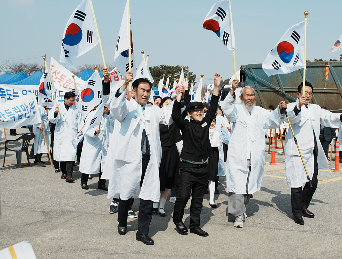 평택시는 ‘평택 3.1 독립만세운동’106주년 기념식을 9일 평택시 현덕면 권관리 평택 3.1운동 기념광장에서 개최하고 평택 3.1 독립 만세운동 행진 재연을 하고 있다. 사진=평택시