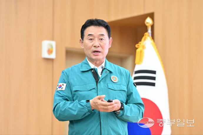 백영현 포천시장이 10일 시청 대회의실에서 기자회견을 열고 특별재난지역 선포 관련 의견과 지원 방안 등을 발표하고 있다. 사진=김두현기자