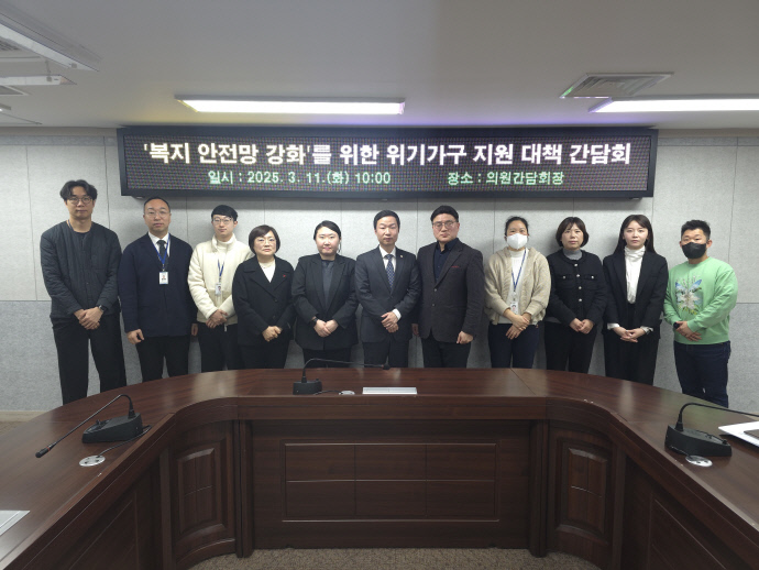 이영철·백슬기 인천 서구의원이 11일 구의회 의원간담회장에서 최근 발생한 심곡동 화재사건과 관련한 긴급 간담회를 개최했다. 사진=서구의회