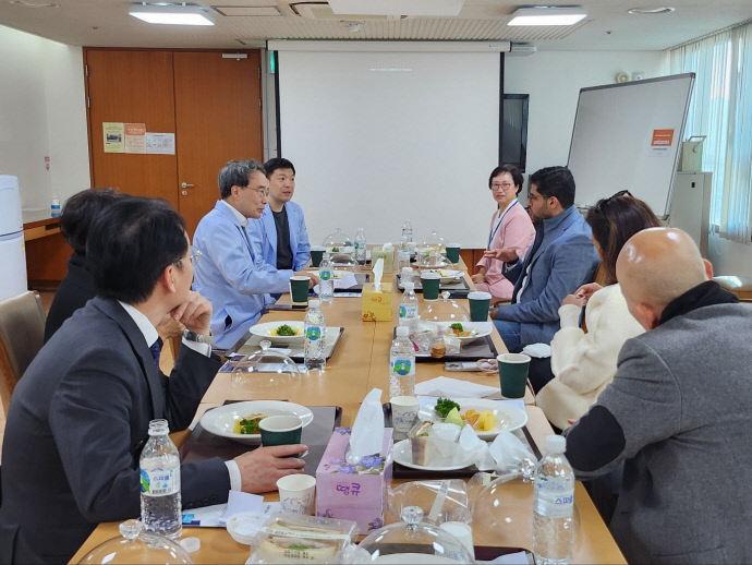 두바이 보건건복지부 차관 등 관계자들이 산후조리원 시스템 벤치마킹을 위해 수원 쉬즈메디병원을 방문해 이야기를 나누고 있다. 사진=쉬즈메디병원