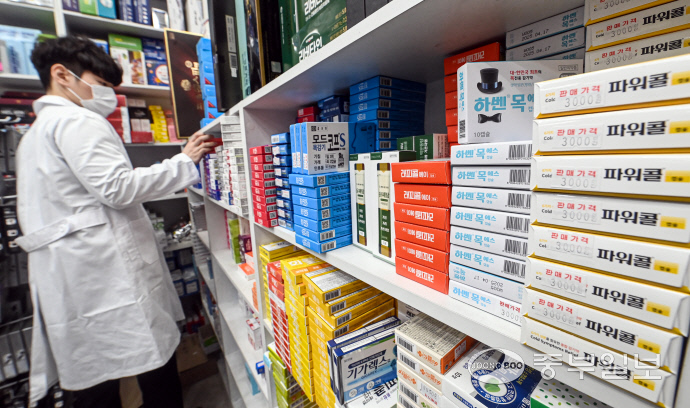 최근 수원시 권선구 한 약국에서 약사가 의약품을 정리하고 있다. 임채운기자