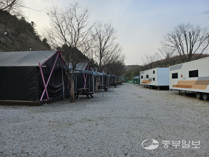 16일 소흘읍의 한 캠핑장에는 예약자까지 해약하는 등 찾는 사람이 없어 을씨년스럽다.김두현기자