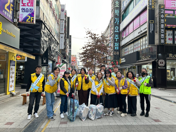 지난 15일 시흥시 외국인 주민 자원봉사 단체인 중국참사랑, 시흥사랑(베트남), 해피몽골 봉사단이 함께 환경정화 캠페인을 펼치고 있다. 사진=시흥시청