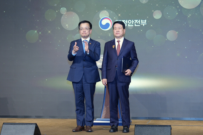 구리시 윤재근 윤서병원 행정원장.대통령표창 수상