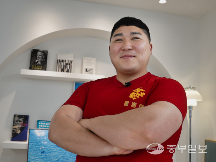 스튜디오에서 코미디언 박경호가 프로필 촬영을 하고 있다. 사진=배상일기자