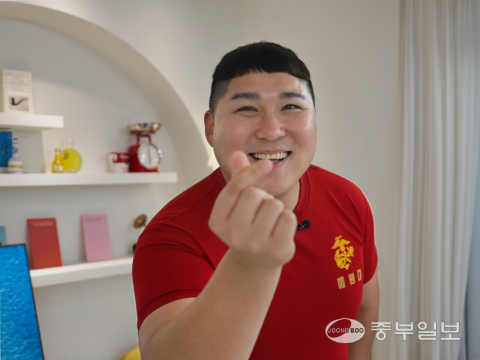 스튜디오에서 코미디언 박경호가 프로필 촬영을 하고 있다. 사진=배상일기자