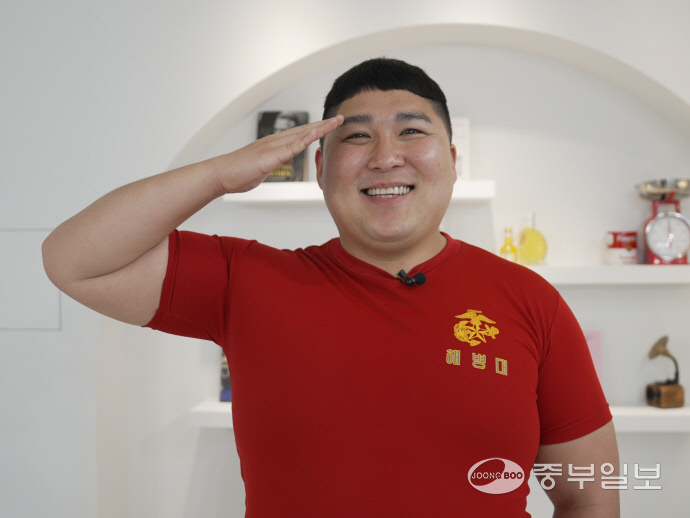 스튜디오에서 코미디언 박경호가 프로필 촬영을 하고 있다. 사진=배상일기자