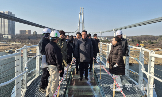 이충우 여주시장이 일행들과 함께 한지연 관광체육과장과 이광석 공사감리단장의 안내로 ‘여주남한강출렁다리’로드체킹을 하고 있다.