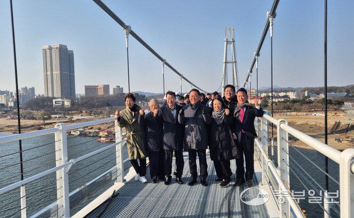 여주남한강출렁다리 개통 D-43일을 앞둔 19일 로드체킹에 나선 이충우 여주시장, 조정아 부시장,박두형 여주시의회 의장 등 일행들이 ‘남한강 출렁다리’에서 화이팅을 외치고 있다. 김규철 기자