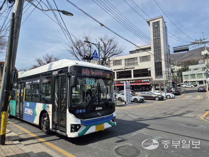 성남 중원구 상대원동과 분당구 운중동을 잇는 220번 버스. 이성관 기자