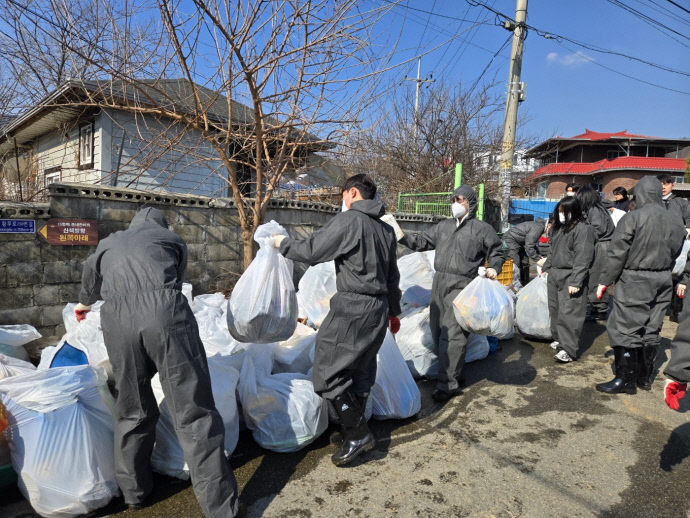 지난 19일 이천시청 저연차 공무원들이 관내 기초수급 홀몸 어르신 가구를 방문해 주거환경 개선 봉사활동을 벌이고 있다. 사진=이천시청